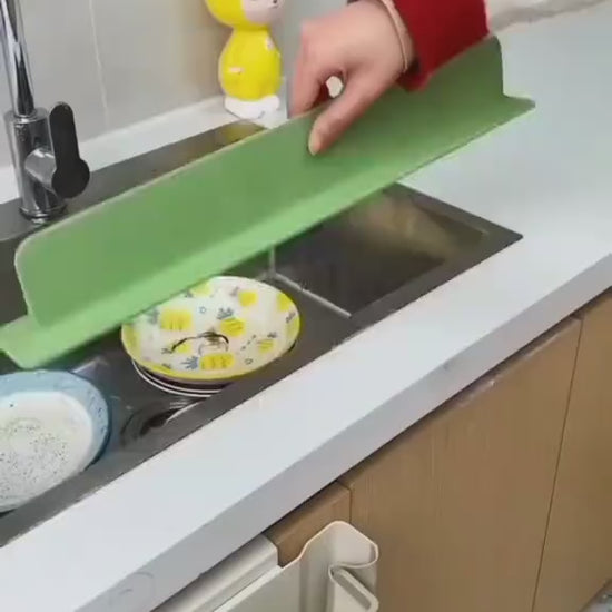 Video demonstrating a silicone sink splash guard that keeps countertops dry, prevents water splashes, and fits around kitchen or bathroom faucets for easy cleaning and organization.