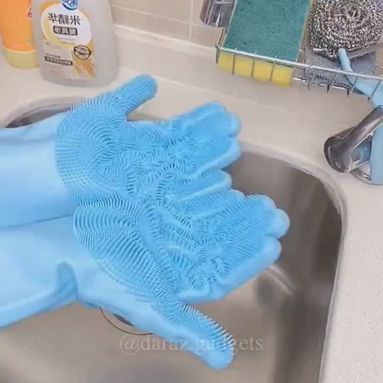 Demonstration of silicone scrubber gloves for dishwashing, vegetable washing, pet bathing, and household cleaning. Flexible food-grade silicone gloves with non-slip scrubbing bristles.