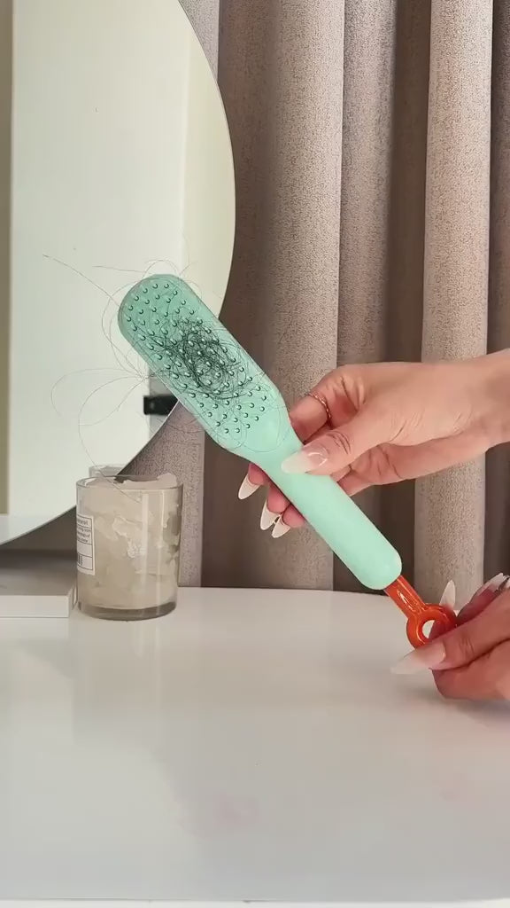 Video demonstrating the Telescopic Magic Comb, a portable anti-static hair brush that detangles hair, adds volume, reduces frizz, and is ideal for daily styling and on-the-go use.